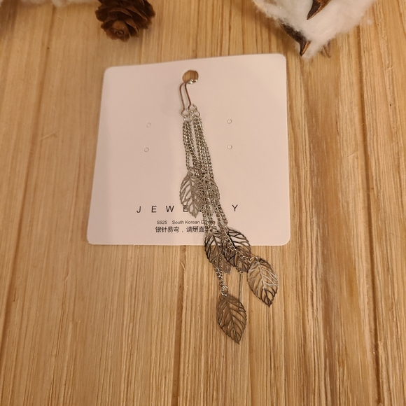 🍃🍃NEW🍃🍃Gorgeous Threaded Leaf Dangle Earrings in SILVER - Picture 5 of 13